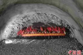 又一长大隧道贯通！赣深铁路5标段隧道全部贯通图片