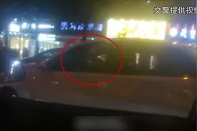 边抱孩子边开车？！交警：这是人头气囊，危险图片
