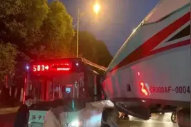 南京公交和转运中的复兴号撞了...图片