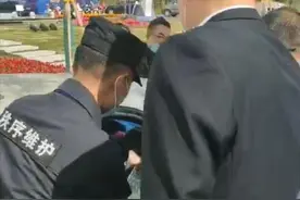 两岁多孩子被锁私家车内？紧急时刻，郑州车长用安全锤砸破车窗玻璃图片