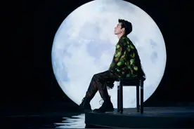 王源身着树叶迷彩装，亦刚亦柔的20岁少年图片