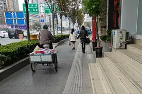 合肥一人行道仅40厘米宽被市民吐槽 市政部门回应图片