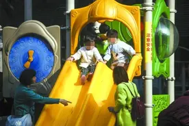 银川两名幼童玩滑梯，一人被踹落受伤，监护人赔5万图片