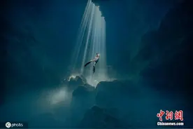 西班牙摄影师拍摄水下大片 潜水者沐浴光束画面唯美图片