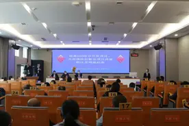 竞拍人，请举牌！图片