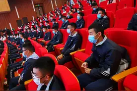 漫画作者陈小桃、前英雄联盟电竞选手神超.......6名中国青年好网民来遂宁分享“青春网事”图片