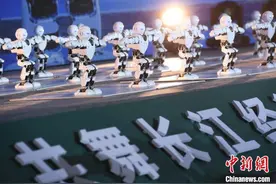 重庆：机器人舞蹈团展示精彩“舞蹈秀”图片