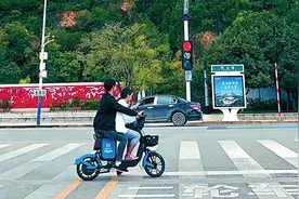 曝光台｜双人骑行共享单车不安全图片
