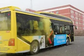 公交车上突遇火灾咋办？消防队员教你如何逃生图片