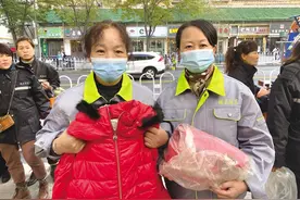 200件棉衣送给一线环卫工人图片