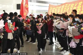 长春亚泰凯旋归来 球迷机场夹道相迎图片