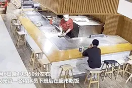 男子深夜边吃边哭！厨师一个举动被拍下…图片