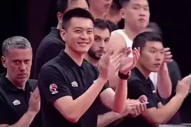 杨鸣赛前带领全队向郭士强鼓掌致意 两人相视一笑眉目传情图片