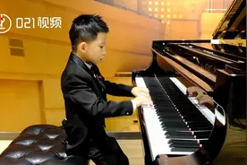 ​别人家的孩子！6岁萌娃弹钢琴2年达7级演奏，6岁便与著名交响乐团合作视频封面