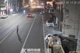 浙江男子站马路中间埋头看手机 被撞飞！行路不规范，亲人两行泪图片