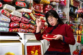 镜头丨巧手绣出致富路图片