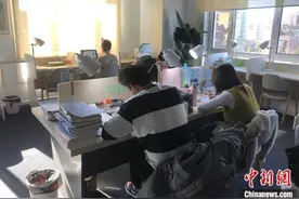 共享自习室被坐满：备考族找到追梦路上的新根据地图片