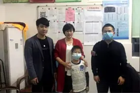 小男孩一路睡觉足足多乘了42站路，公交人热情帮助暖人心图片