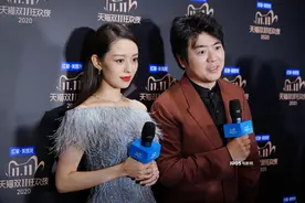 郎朗暖心为孕妻提裙摆 透露吉娜怀孕后腰身没变化图片