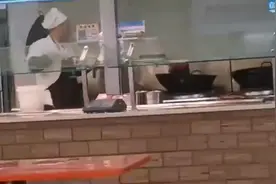 宁夏一高校食堂后厨炒锅涮拖把 窗口贴有“食品安全重泰山”标签图片