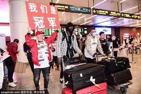 CBA：辽篮新外援乔纳森-西蒙斯抵达沈阳图片