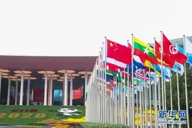 “人类社会总是要前进的”| 人民论坛图片