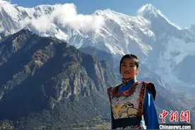 雪峰下起舞的藏族姑娘：想让更多人欣赏到藏族歌舞的美图片