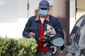 奥兰多·布鲁姆领养新狗子晒照 难舍爱犬Mighty图片