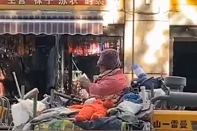 妈妈带着7个月宝宝开铲车，无暇照顾，热心店主动守护图片