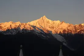 云南迪庆：“日照金山”图片