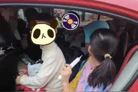 惊！一辆小轿车竟然载9人，危及生命的重量，多一个都不行图片
