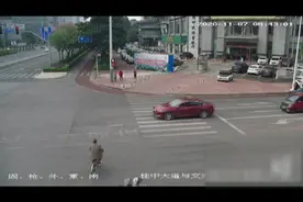 老人骑车过马路被撞飞却负全责 交警：谁违规谁负责图片