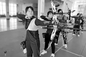 11岁学射箭苦练坚持 16岁女孩独揽6块省级射箭金牌图片