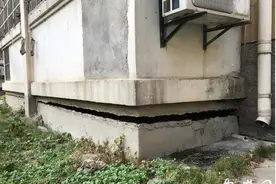 合肥新站区兴华苑小区业主反映：一楼阳台地基下沉开裂图片