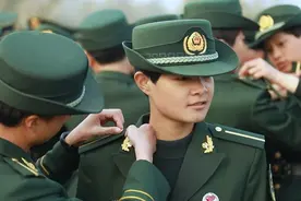 军校学员的“成人礼”！武警工程大学举行2020级本科学员授衔仪式视频封面