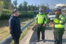 骑摩托车去开家长会 误上高速一查还是无证图片