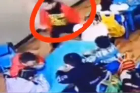 幼儿园小孩扔凳子，老师隔空一把接住！幼儿园老师，不容易啊图片