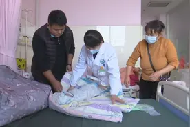 泰安新泰市：孕妇私家车里生宝宝 医生紧急处理母女平安图片