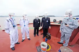 “码头船长”为大型油轮拧紧“安全阀”图片