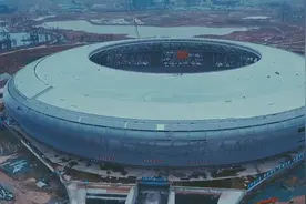 【“飞阅”中国】航拍第31届大运会主体育场：“太阳神鸟”跃上“飞碟”视频封面