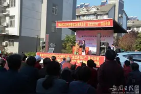 安徽巢湖：“庐剧大餐”让村民过足戏瘾图片