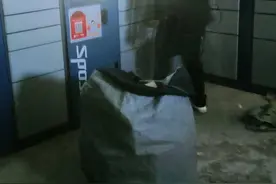 情报站｜济南一市民凌晨1点下楼，发现快递小哥还在派件……图片