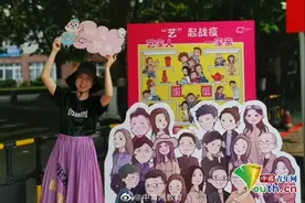 女大学生耗时2个多月 为全院20位老师绘制Q版画像图片