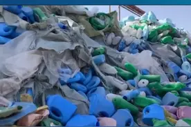 你买的洗衣液可能3毛钱1斤！暗访山寨洗衣液作坊爬满苍蝇图片