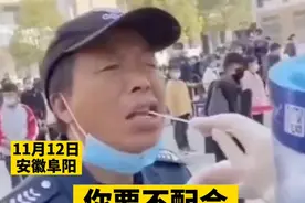 保安大叔做核酸检测做出表情包 检测人员直呼：别咬它图片