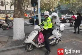 小女孩放学途中迷路，暖心交警骑警摩相送图片