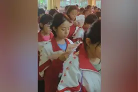 励志！衡水一所高中的学生边排队打饭边读书视频封面