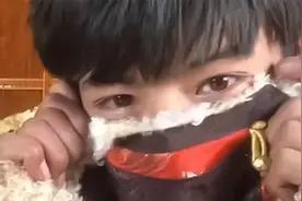 20岁藏族小哥丁真靠脸刷屏，舅舅似胡歌谢霆锋？又狼又甜谁不可图片