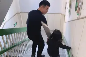 男子走进幼儿园分糖，孩子排队跟着走！老师发现不对……图片