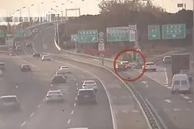 逮个正着！司机高架匝道口倒车 却“偶遇”过路民警图片